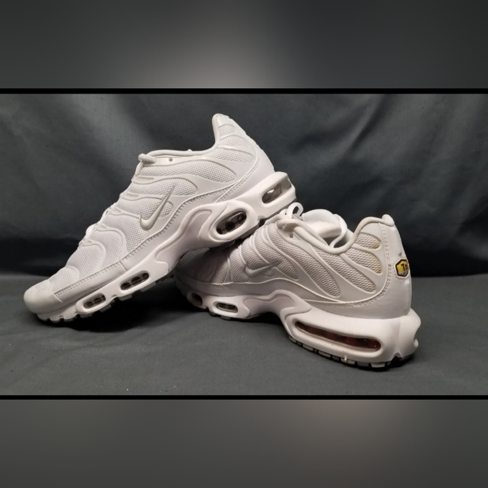 NWOB Nike Women's All-White Mesh Air-Style Sneakers
